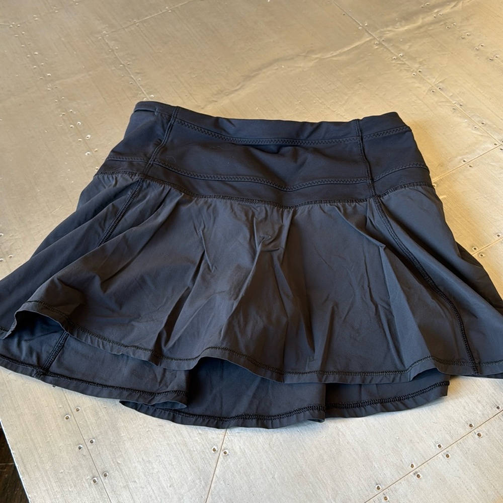 Lululemon tennis skirt mini black with built in shorts and zipper pocket sz 4